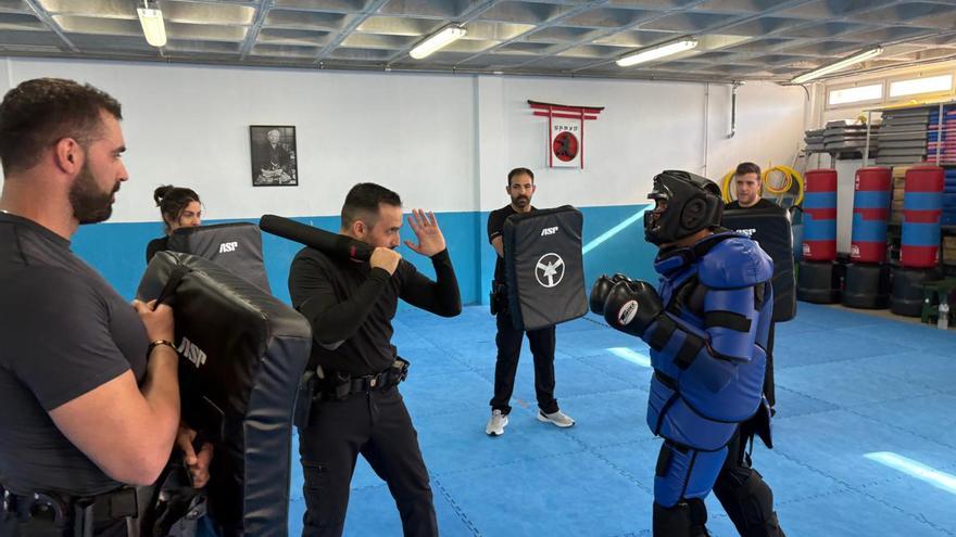 Los policías de Sant Antoni se ponen al día con el uso de una de sus armas