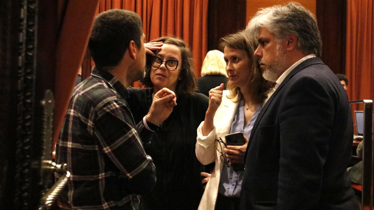 David Cid (ECP), Eulàlia Reguant (CUP), Meritxell Serret (ERC) i Albert Batet (Junts) conversant abans de començar la Junta de Portaveus