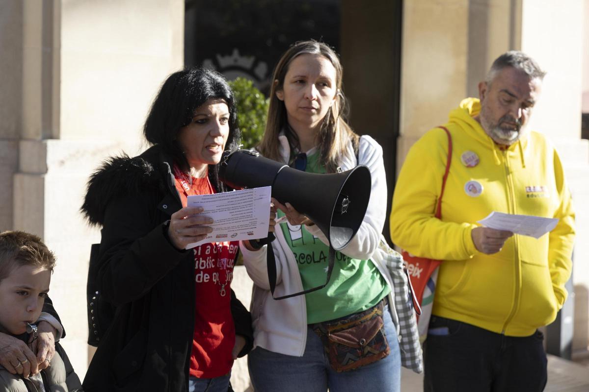 La concentración de apoyo a la huelga educativa en Xàtiva, en imágenes La concentración de apoyo a la huelga educativa en Xàtiva, en imágenes