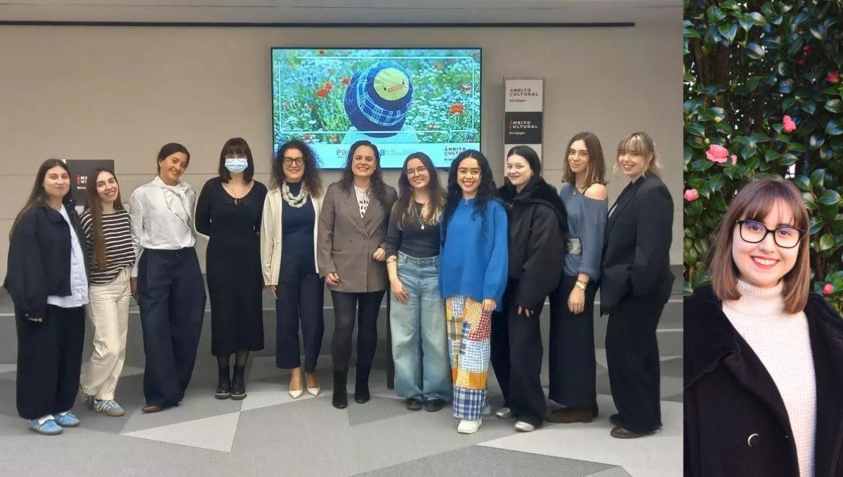 Presentación de la muestra con participantes y la profesora Elisa González Pena;: y al lado, la docente Noelia Tojeiro.