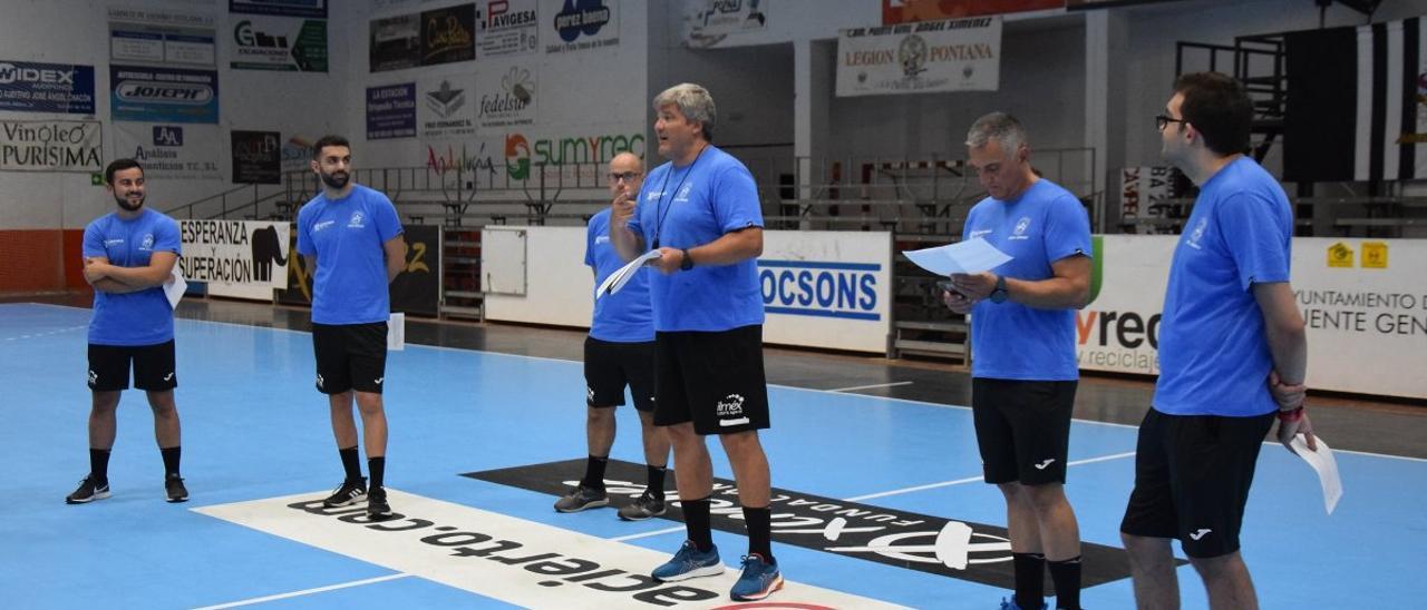 Paco Bustos, técnico del Ángel Ximénez, da instrucciones en esta pretemporada.