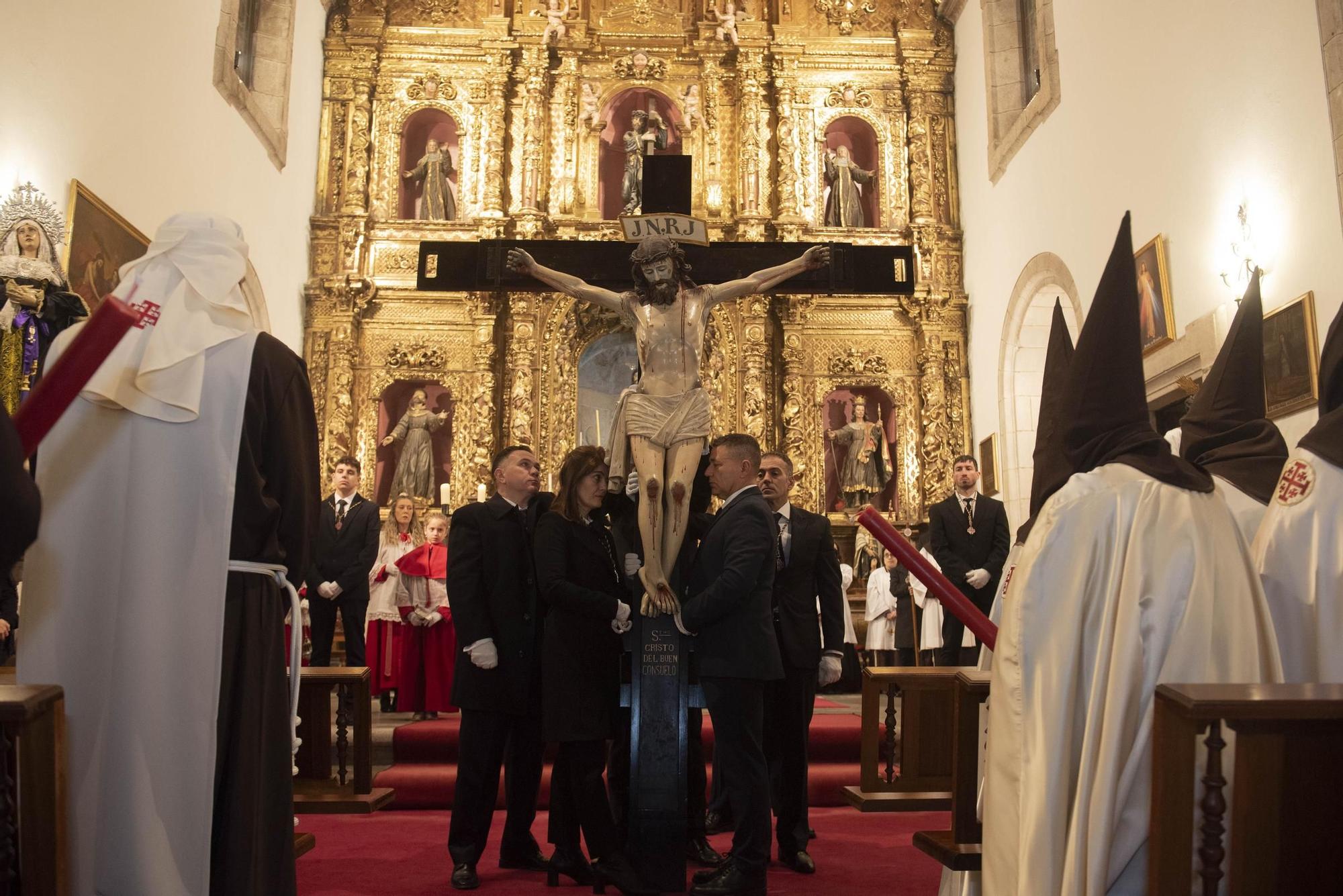 La lluvia impide salir al Cristo de los Cuarenta Credos