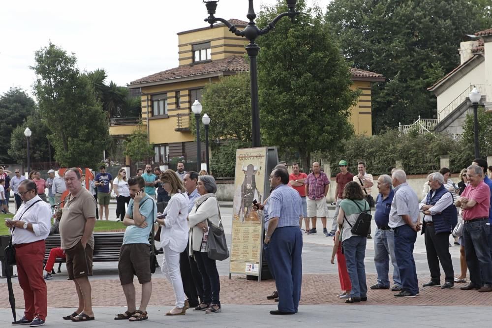 Colas en El Bibio para la feria taurina