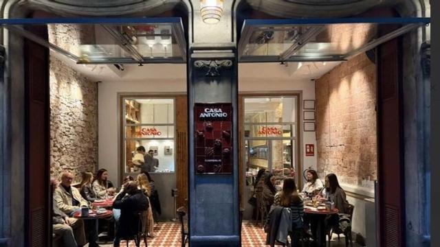 Entrada del restaurante Casa Antonio, en la calle de Aribau, 152, un local traspasado el año pasado y abierto hace un par de meses con tapas clásicas, producto cercano y estética de bar de barrio.