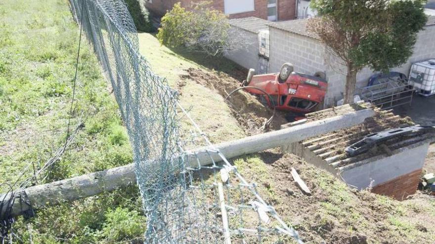 El coche que se precipitó ayer por un terraplén y colisionó contra el muro de una fábrica de Arteixo.