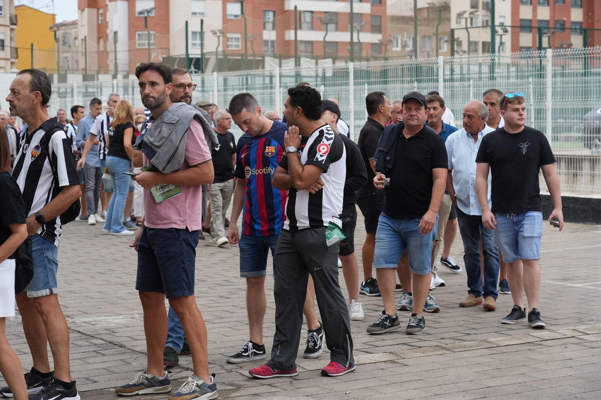 Galería: La afición albinegra disfruta en Castalia de la victoria del CD Castellón