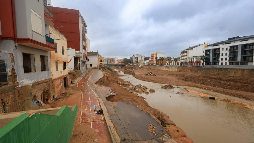 “Canto, río, con tus aguas  De piedra, los que no lloran”