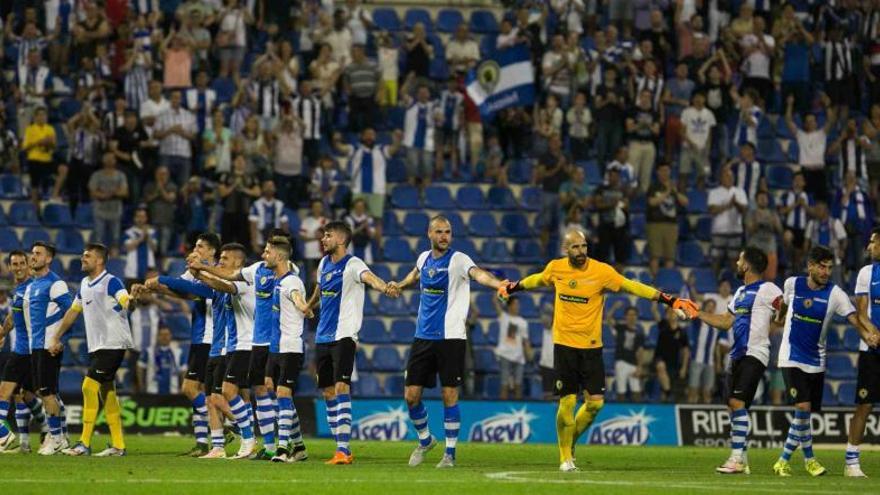 Los jugadores del Hércules agradecen el apoyo de la afición tras superar la eliminatoria ante el Toledo