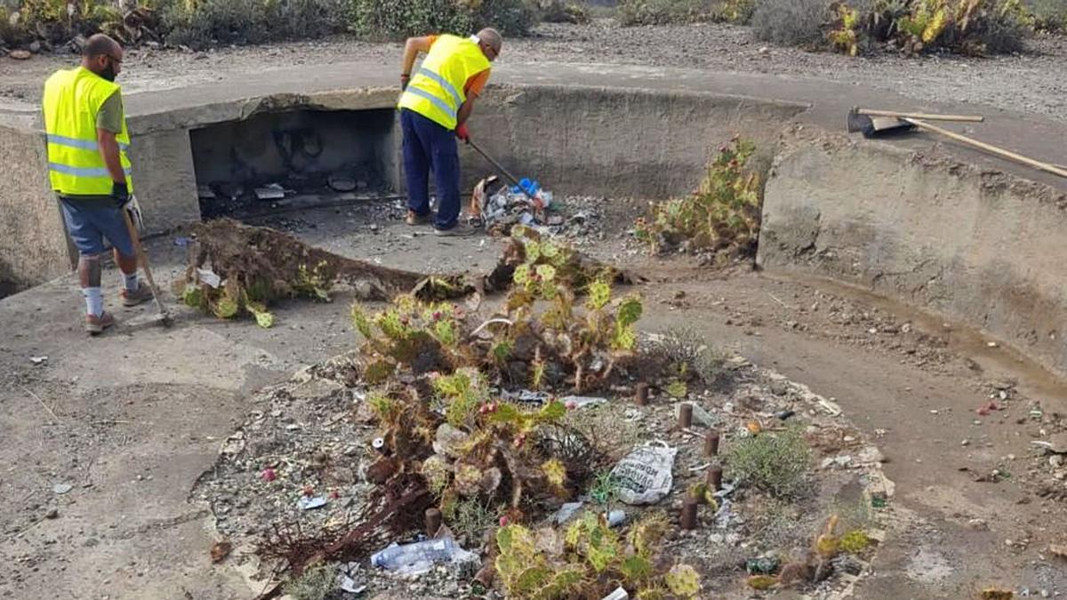 La recuperación de las baterías de San Juan comienza con la retirada de basura 