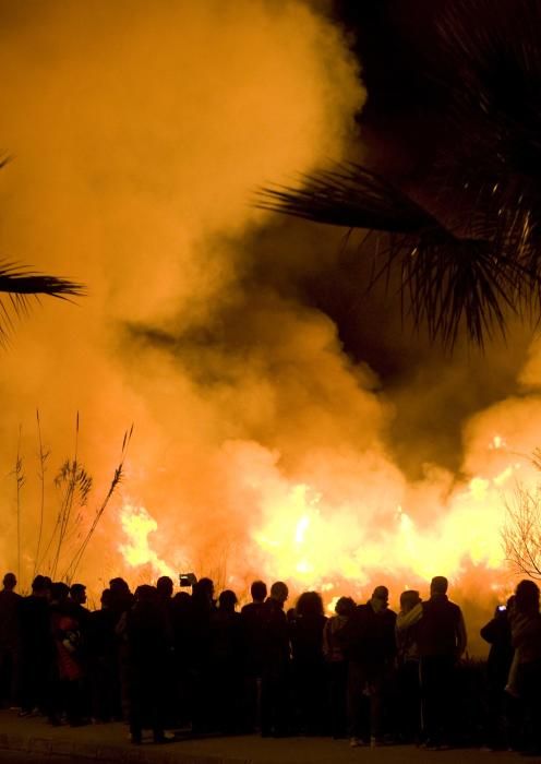 Un incendio obliga a desalojar el camping de Almenara