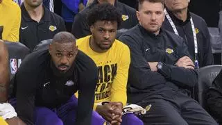 ¡HISTÓRICO! Bronny James asiste a LeBron James para el mate: padre e hijo hacen historia en la NBA