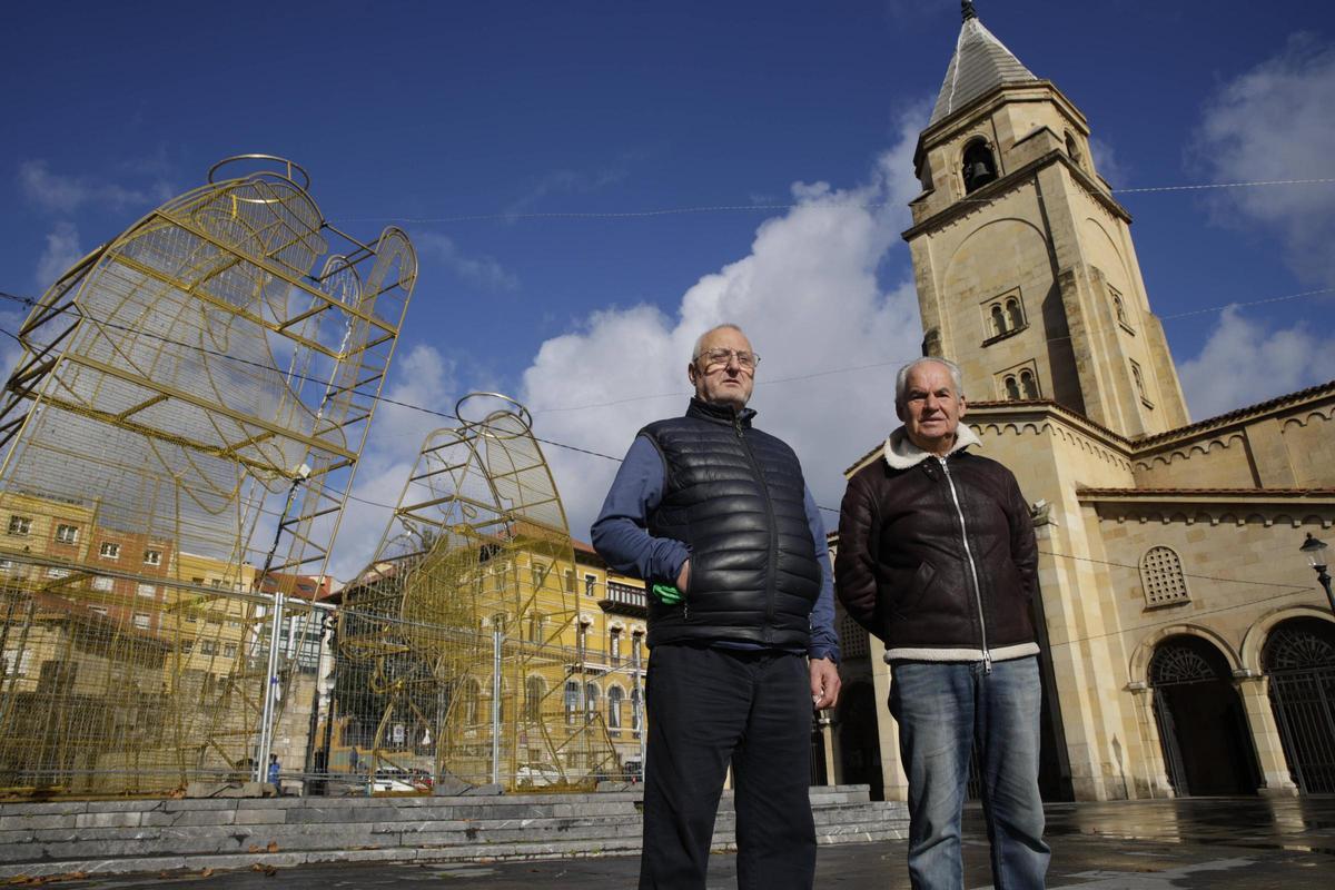 Manuel Rodríguez, a la izquierda, y José Ramón Montes, junto al belén, frente a la iglesia de San Pedro.