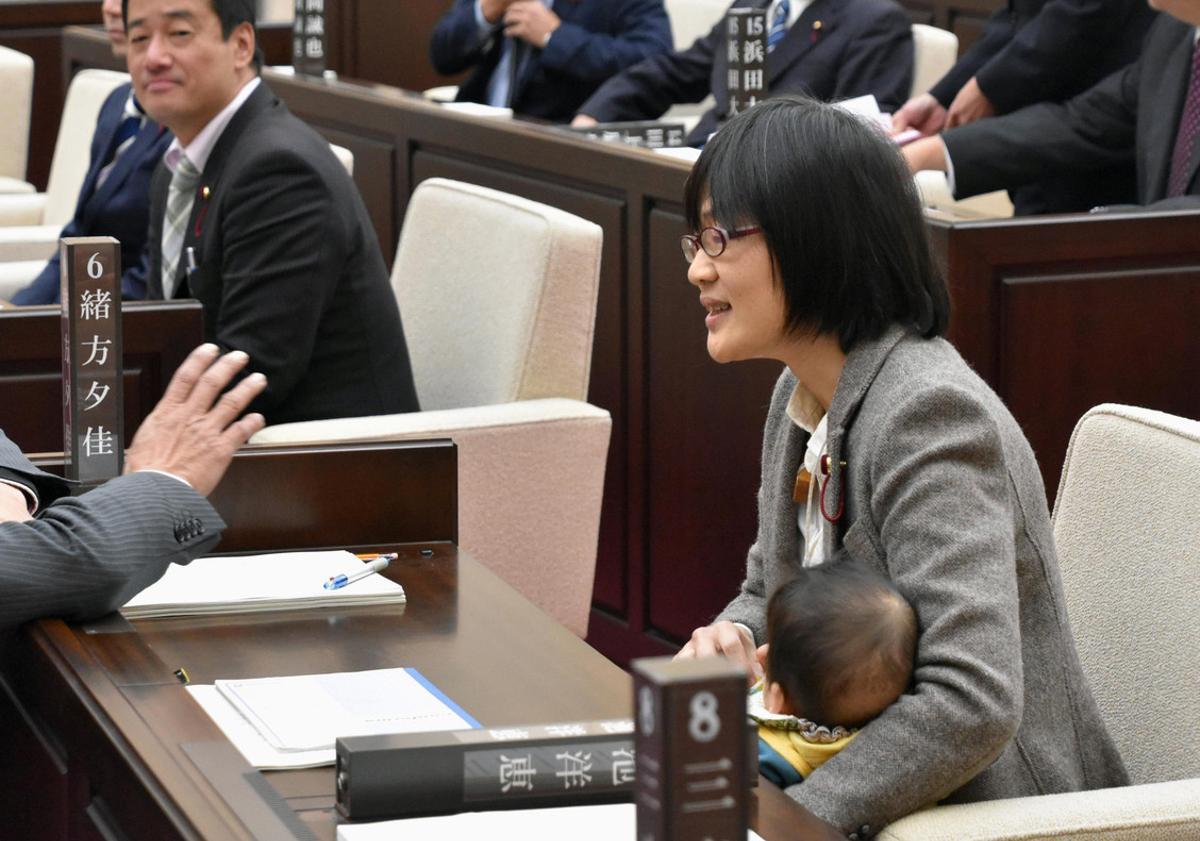 Una regidora japonesa és forçada a abandonar el ple per portar-hi el seu nadó