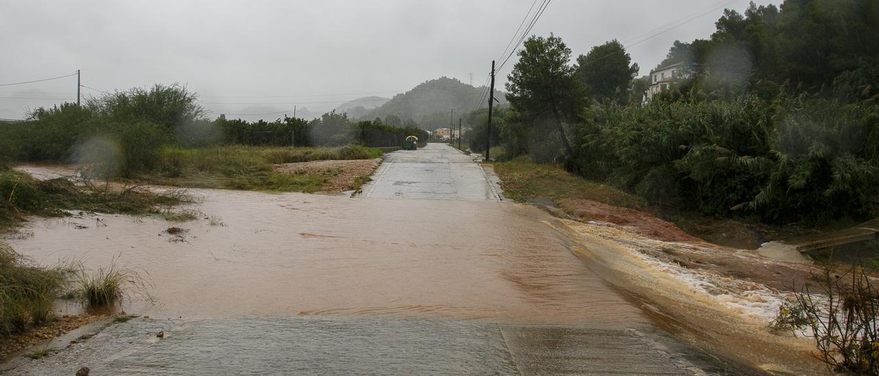 Camino inundado en Gandia