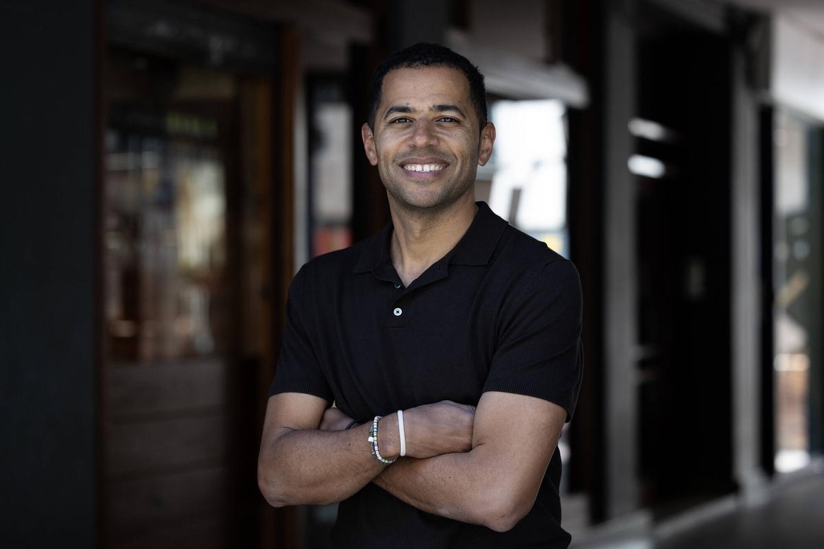 Alberto Edjogo, exjugador de fútbol, presenta su nuevo libro "Heridas en la piel. Fútbol, racismo e identidad". Sabadell, Barcelona. 15 de abril de 2026.