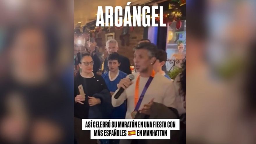 La celebración de Arcángel tras correr la maratón de Nueva York: canta en un bar y forma un lío
