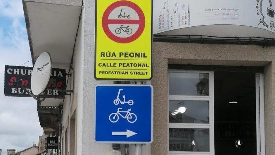 Raxoi instala nova sinaléctica para lembrar a prohibición de circular en bicicleta por San Pedro