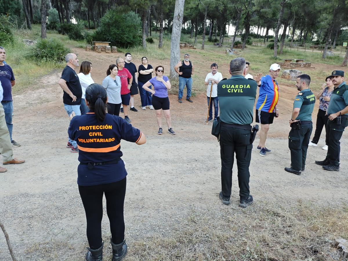 Voluntarios junto con agentes de la Guardia Civil y Protección Civl en el dispositivo de búsqueda.
