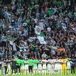 Los jugadores del Elche celebran con su afición la última victoria en casa de la temporada