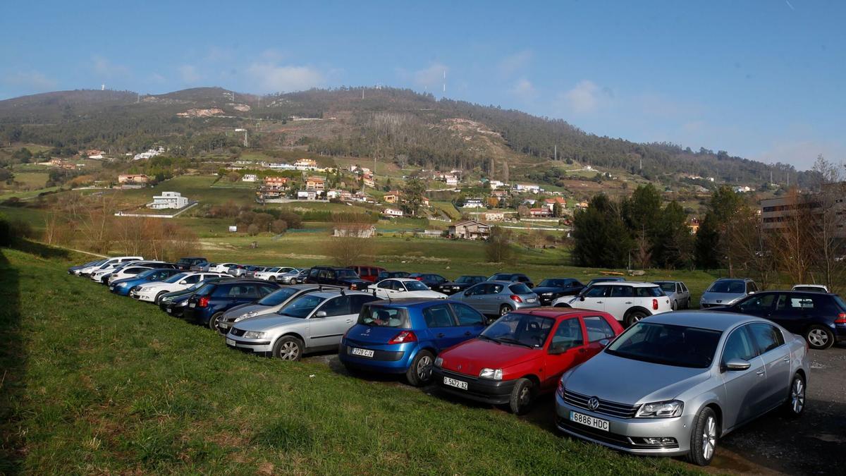 Coches aparcados en Ciudad Naranco.