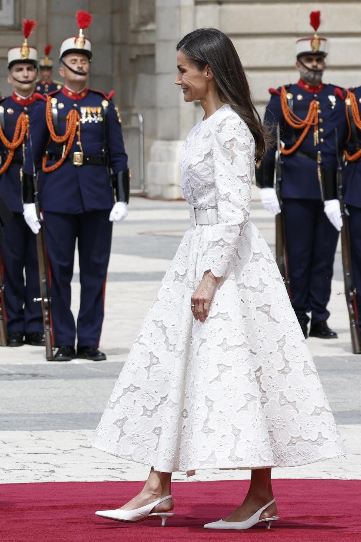 La reina recupera un diseño que realza el 'privilegio del blanco' en la recepción al papa.