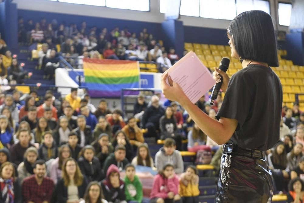 La diputada Carla Antonelli, con estudiantes de Secundaria en el Centro Insular de Deportes