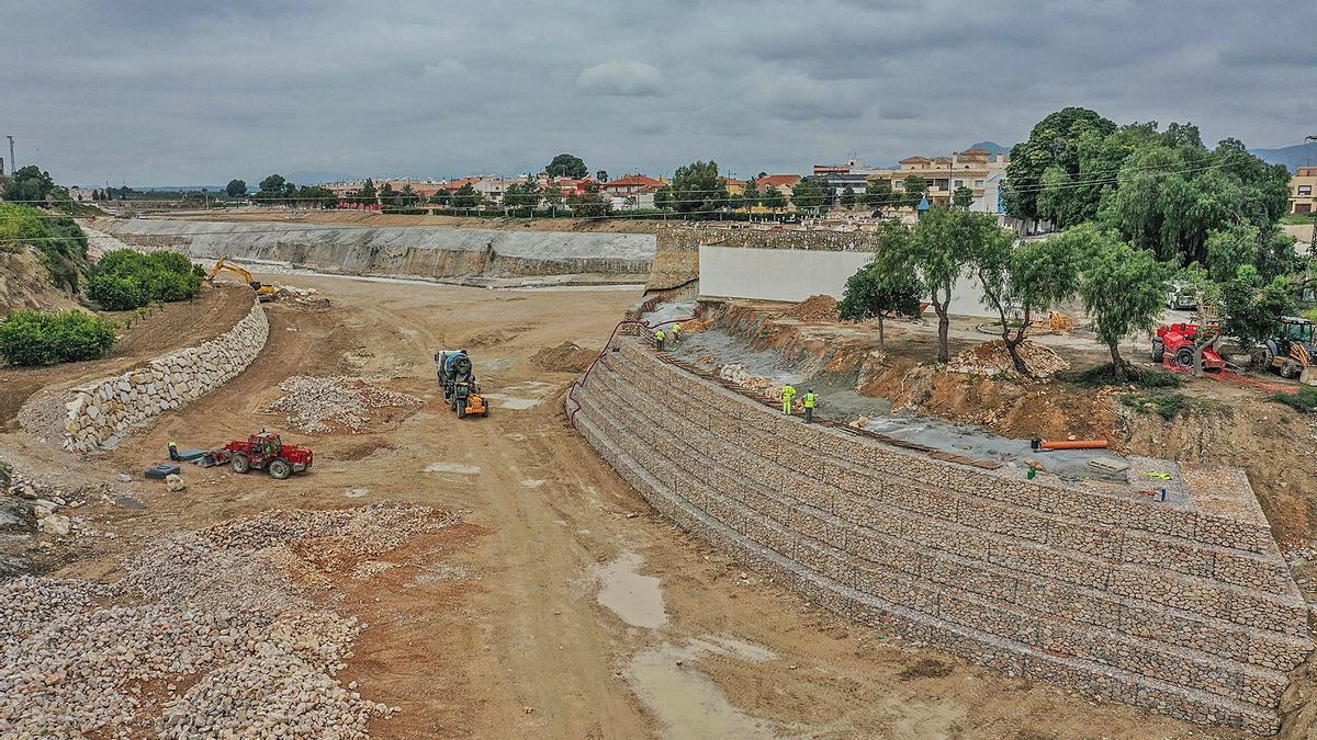 Reparación del enorme azud de Benferri donde la rambla río Chícamo-Abanilla se bifurca a Orihuela y a Redován-Cox-Granja.