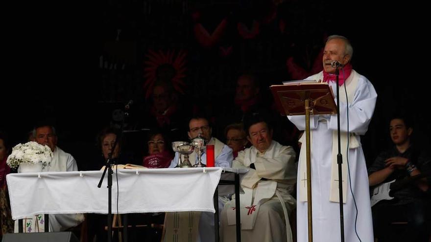 El sacerdote Jesús Ramón Álvarez, durante la homilía.