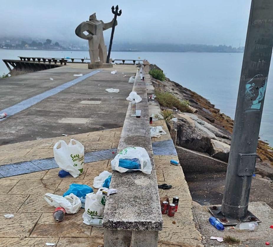 Restos del botellón frente a la estatua del Fisgón, en el paseo de Moaña. |   // S.Á.