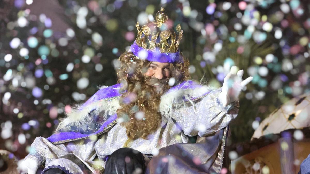 Gran expectación en Alicante para ver a los Reyes Magos