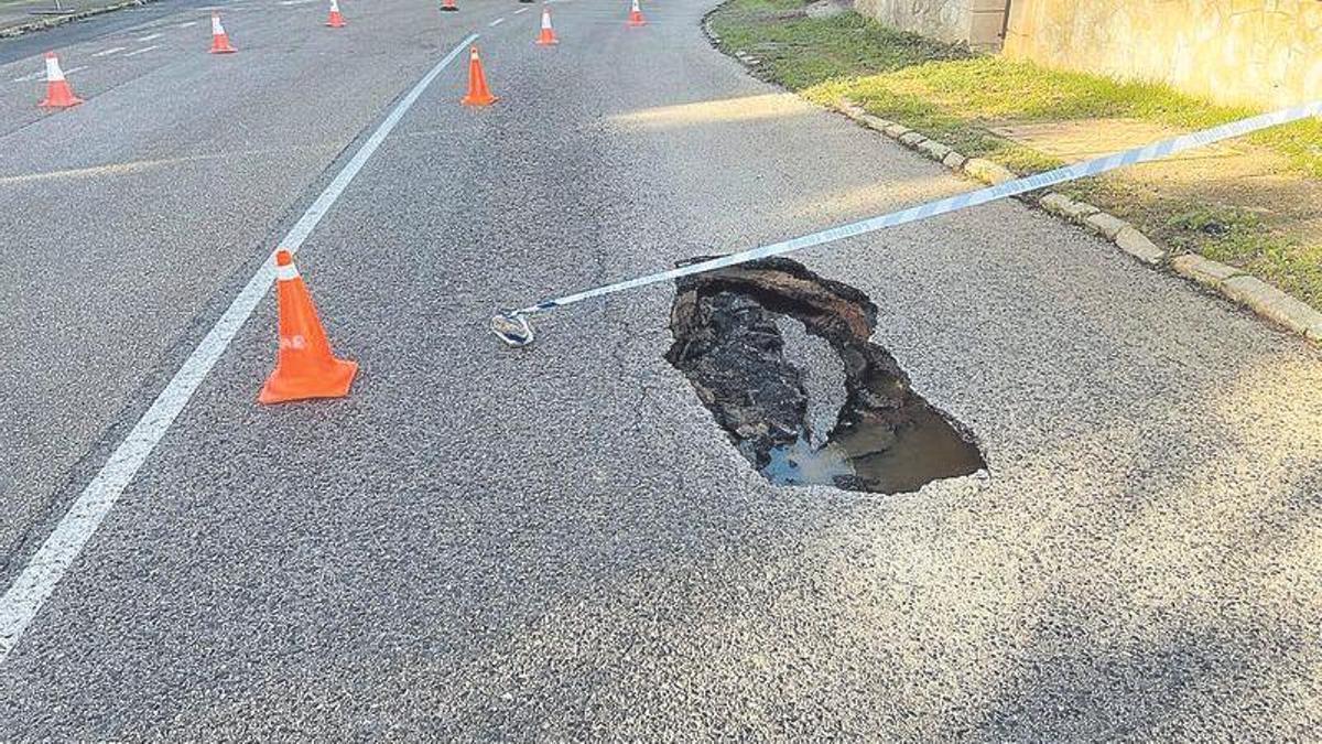 El peligroso socavón y el ingenio policial en el Camí d’Alcanada.