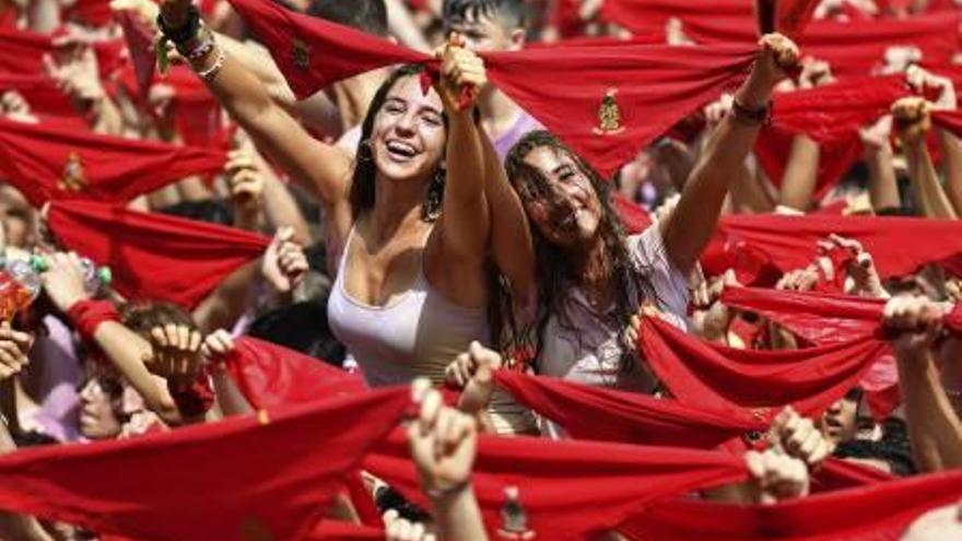 Miles de personas festejaron ayer el inicio de los sanfermines.