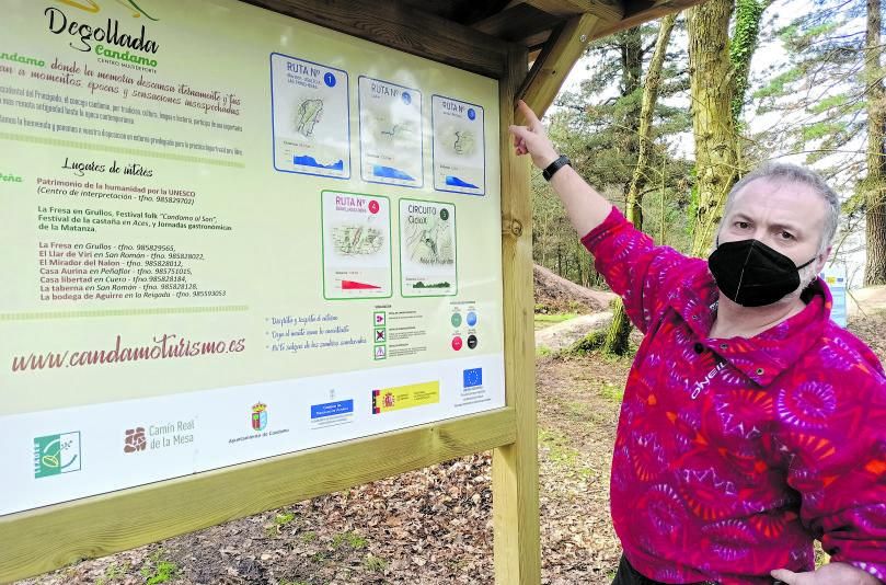 Eloy Vázquez, junto al cartel que muestra las rutas y circuitos de La Degollada. | Sara Arias