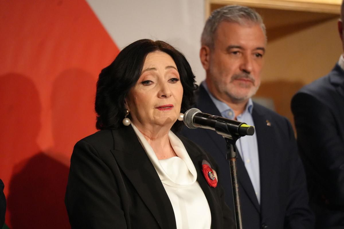 La directora general de la FIL, Marisol Schulz, amb l'alcalde de Barcelona, Jaume Collboni, al pavelló de Barcelona