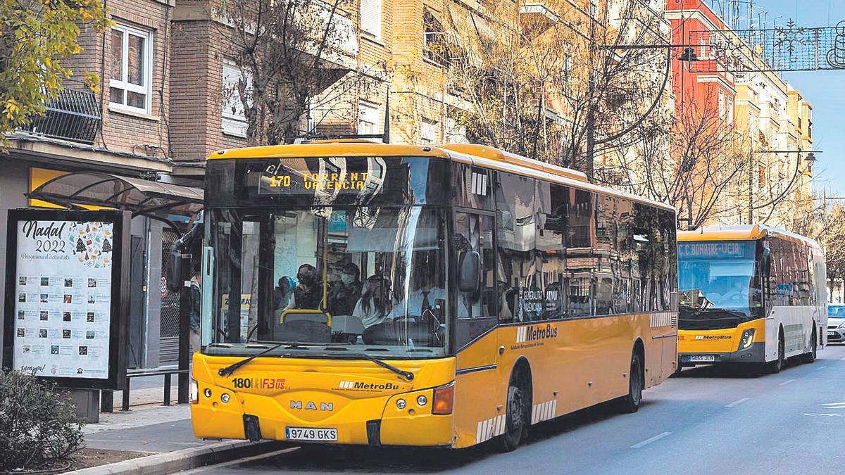 Buses amarillos de MetroBus en la Avinguda Cami Nou de Xirivella