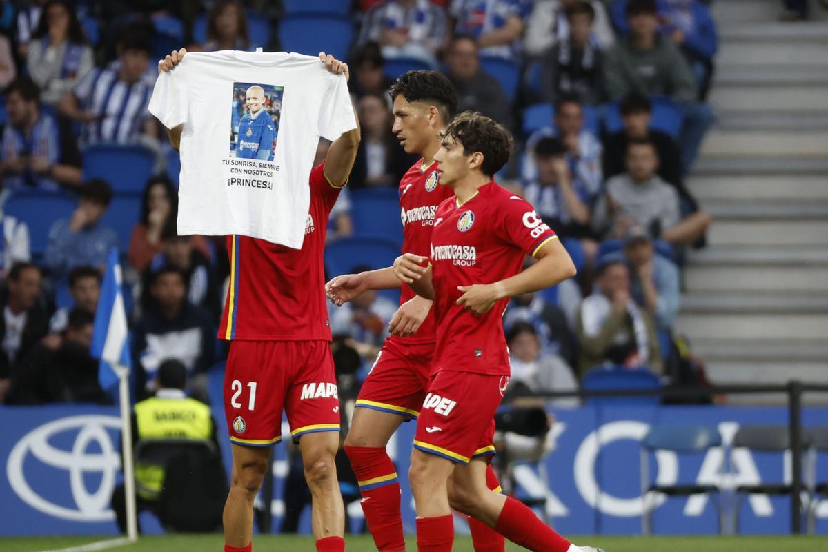 Los jugadores del Getafe celebran el primer gol del equipo madrileño, dedicado a la recientemente fallecida María Caamaño, durante el partido de la jornada 33 de LaLiga entre la Real Sociedad y Getafe CF, este miércoles en el estadio de Anoeta en San Sebastián. EFE/Juan Herrero. (real Sociedad) (getafe)