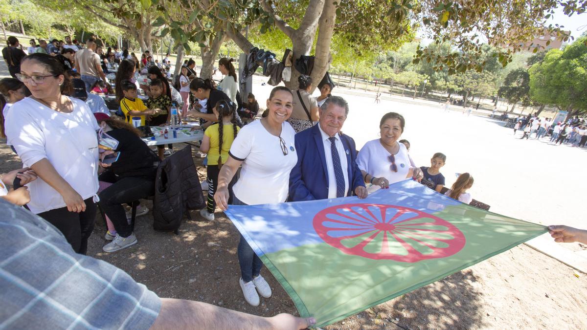 La celebración del Pueblo Gitano al margen del bipartito, en el parque Lo Morant.