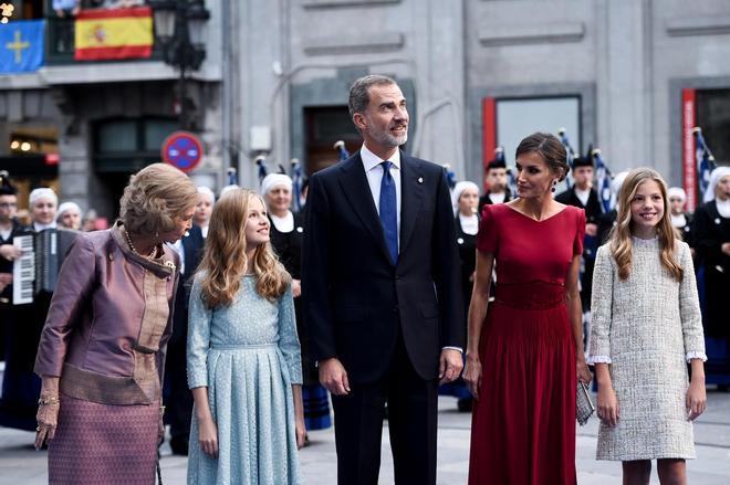 El debut de la princesa Leonor y la infanta Sofía en los Premios Princesa de Asturias 2019 junto a la reina Sofía, el rey Felipe VI y la reina Letizia