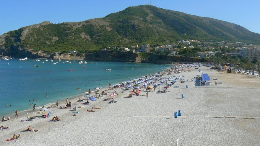 Playa de Albir es un lugar perfecto para relajarse junto al mar.