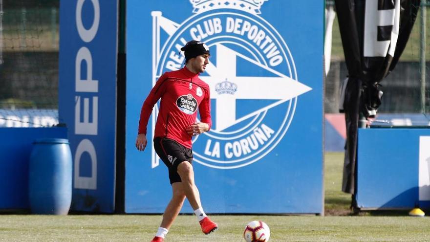 Mosquera, con el balón en Abegondo.