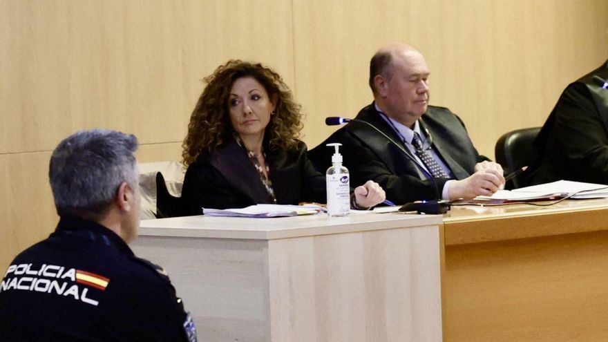 Por la izquierda, María Escanciano, abogada de Felipe de Arriba, junto a Eloy Fernández Schmitz, abogado de la acusación particular. | MARCOS LEÓN