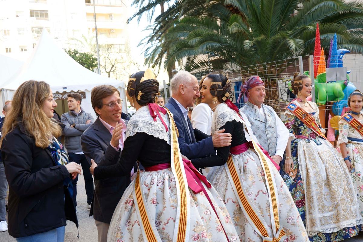 Inauguración de la falla Mestre Arambul Sanz, "la más larga de la historia", dedicada al Maratón Inauguración de la falla Mestre Arambul Sanz, "la más larga de la historia", dedicada al Maratón