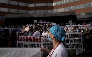 Sanitaris protesten a Madrid pels trasllats forçosos a l’Hospital Zendal