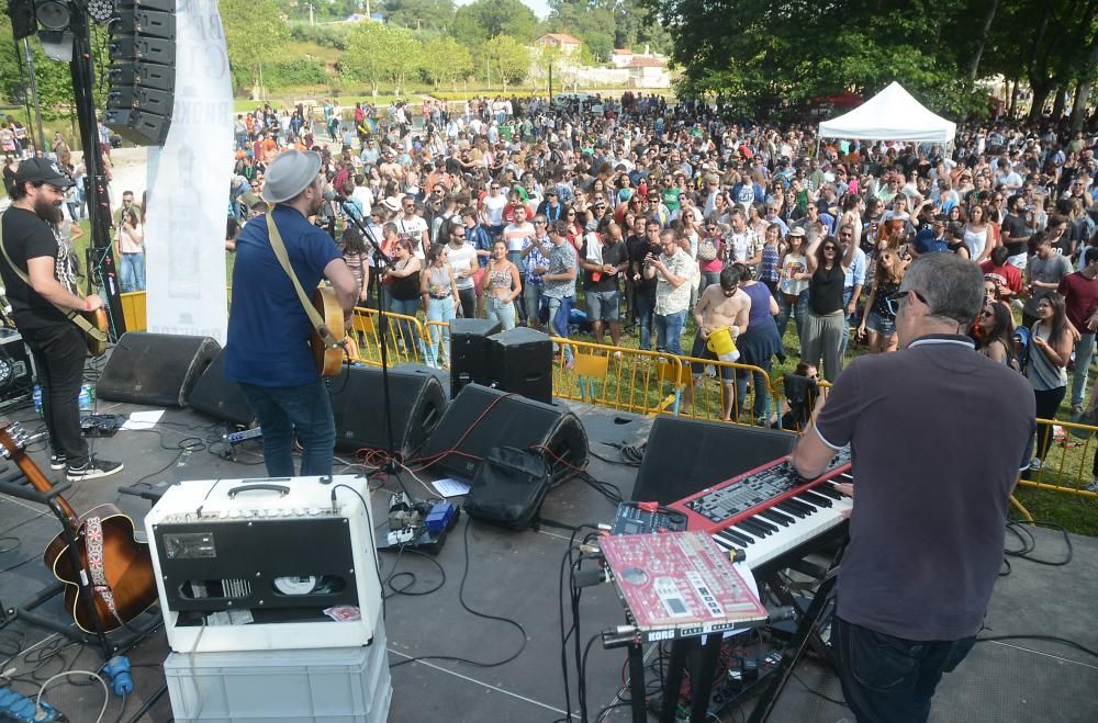 El festival congregó ayer en A Illa das Esculturas a miles de personas para disfrutar de buena comida y la música de bandas como Novedades Carminha o Terbutalina