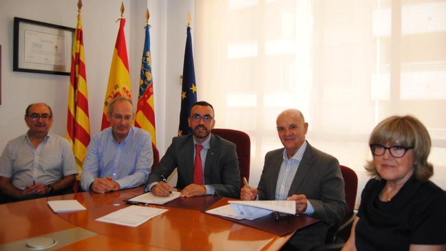 El Ayuntamiento de Vila-real y la Fundación Manantial firmaron ayer el acuerdo.