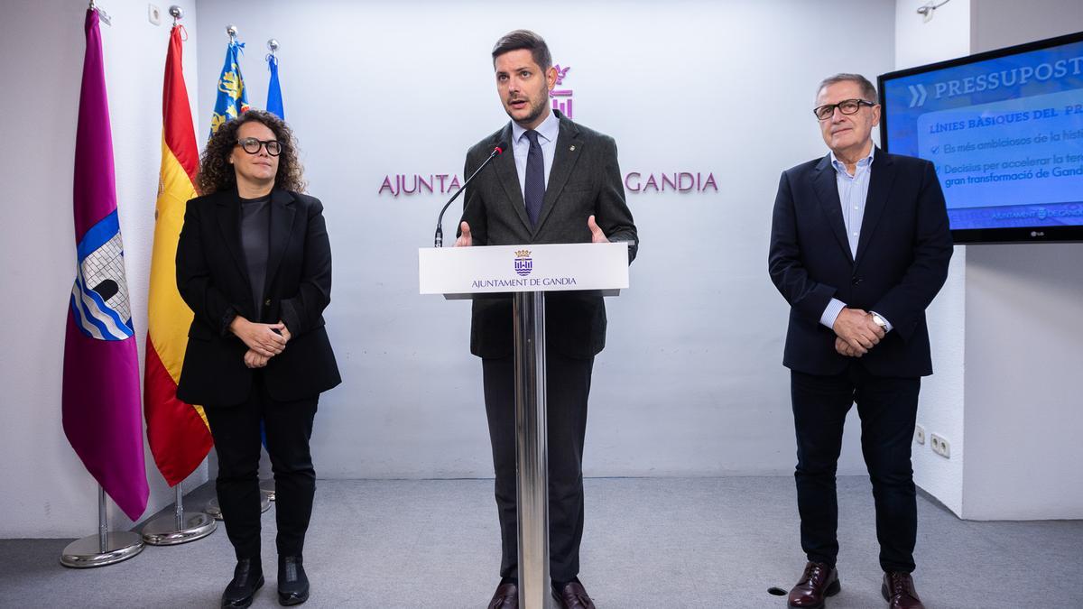 El alcalde José Manuel Prieto, entre Alícia Izquierdo y Salvador Gregori, al explicar el presupuesto de 2026.
