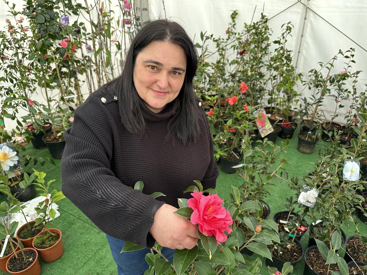 Ángela Fernández, en su puesto de venta de camelios.