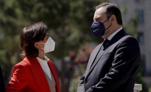 Calvo llama a la reflexión y la autocrítica ante una derrota sin ambages. En la foto, Carmen Calvo junto a José Luis Ábalos.