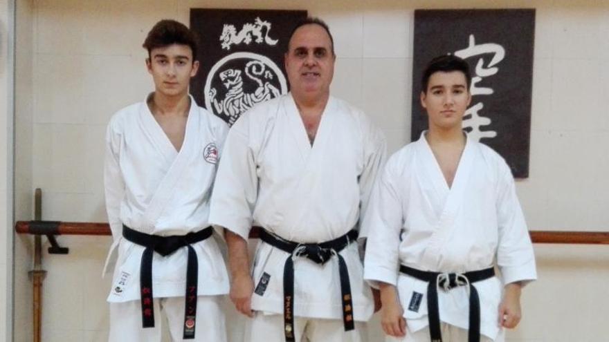 Adrián Alberola y Juan Amorós, junto a su entrenador Manu Chazarra