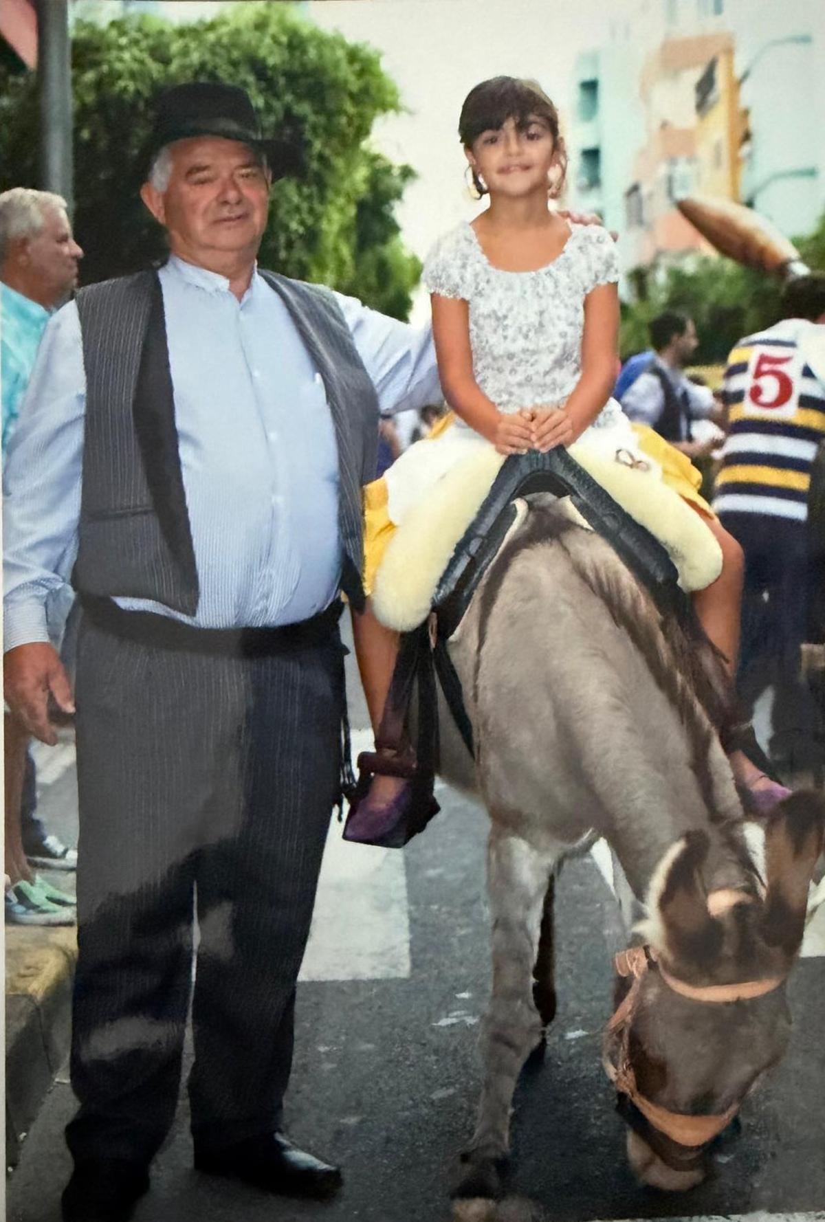 Santiago García, uno de los miembros fundadores de la saga de restaurantes Hermanos García y su nieta Carlota, en las fiestas del Pilar de Guanarteme.